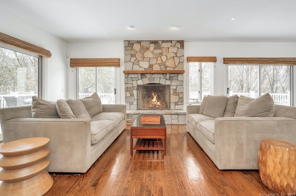 41 Stone Brook Ln, Cos Cob, CT 06807-1113