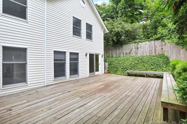 26 Lockwood Dr, Old Greenwich CT  06870-1923 exterior