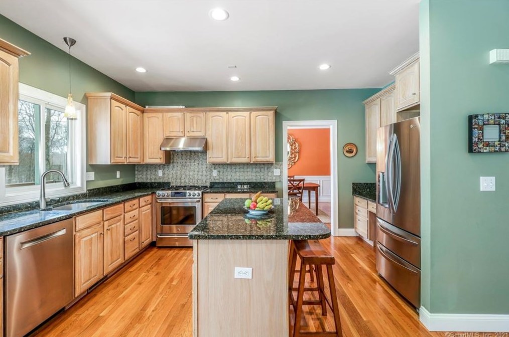 103 Peck Hl Rd, New Haven CT 06525-1334 exterior