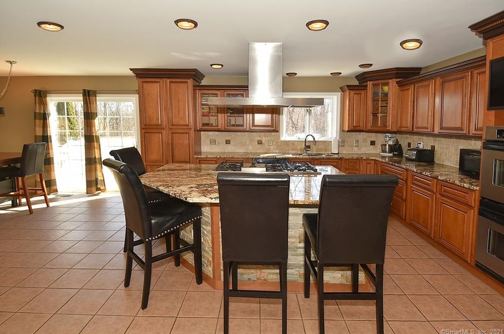 36 Plantation Dr, Suffield, CT 06078-1543