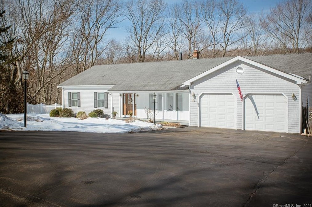 38 Piscitello Dr, Branford, CT 06405-2413
