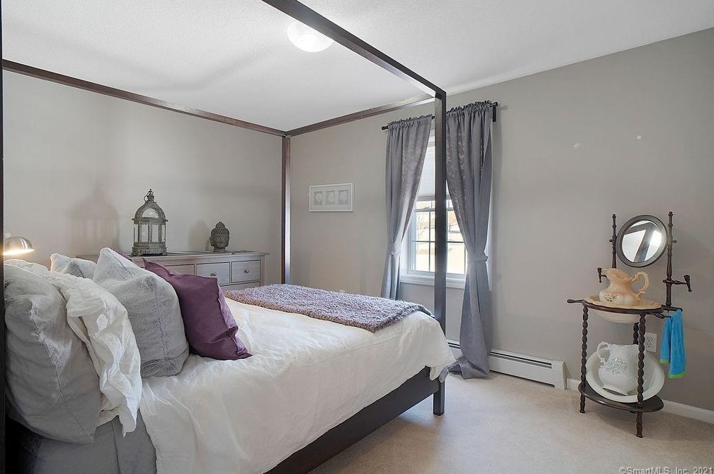 142 Debbie Dr, Meriden CT 06451-3694 exterior