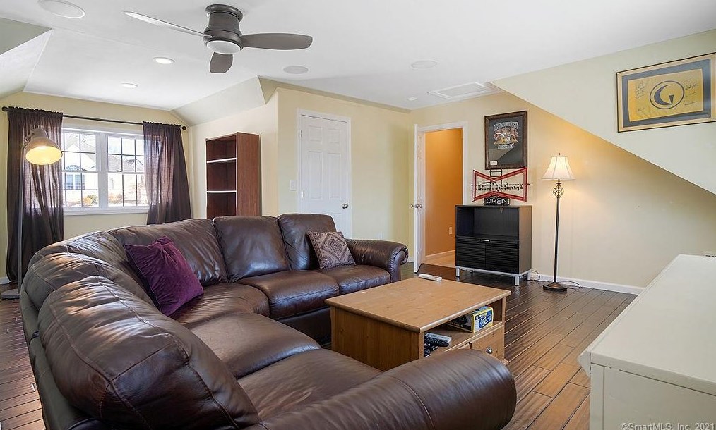 142 Debbie Dr, Meriden CT 06451-3694 exterior