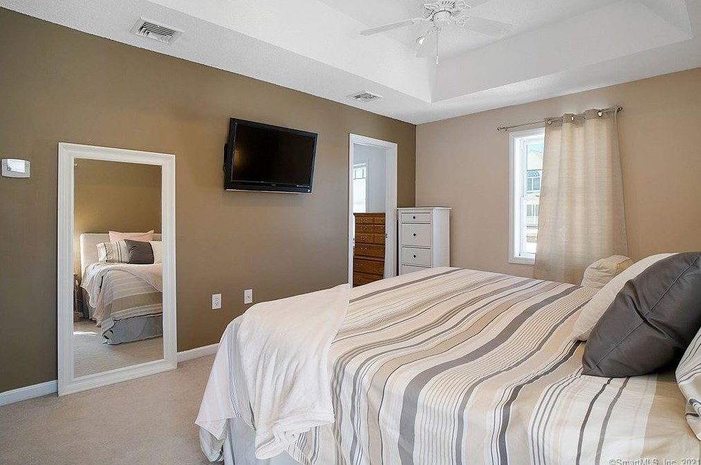 142 Debbie Dr, Meriden CT 06451-3694 exterior