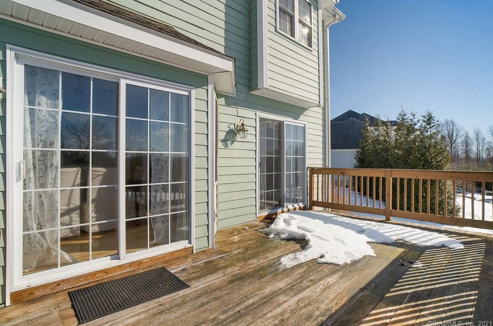 142 Debbie Dr, Meriden CT 06451-3694 exterior