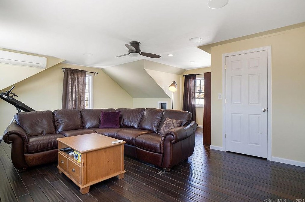 142 Debbie Dr, Meriden CT 06451-3694 exterior