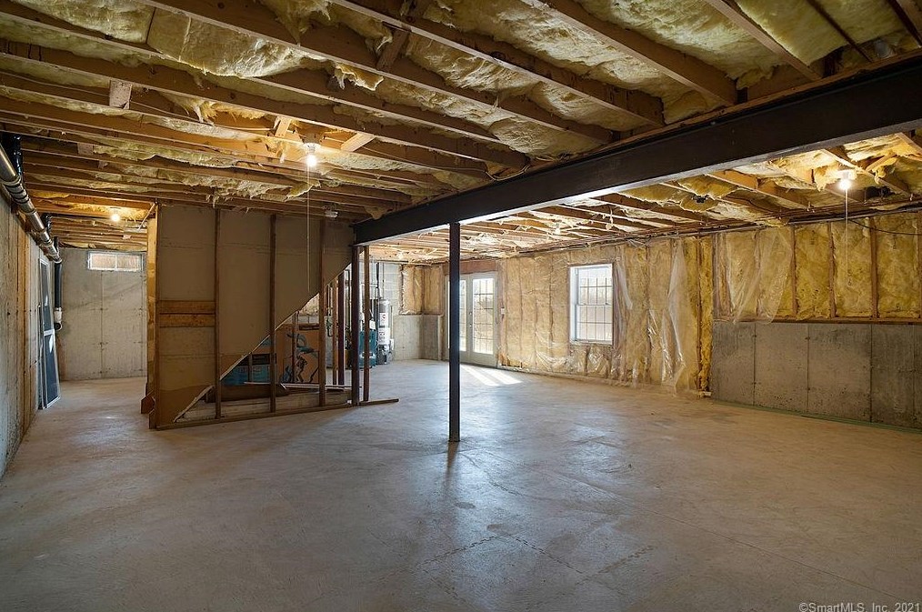 142 Debbie Dr, Meriden CT 06451-3694 exterior