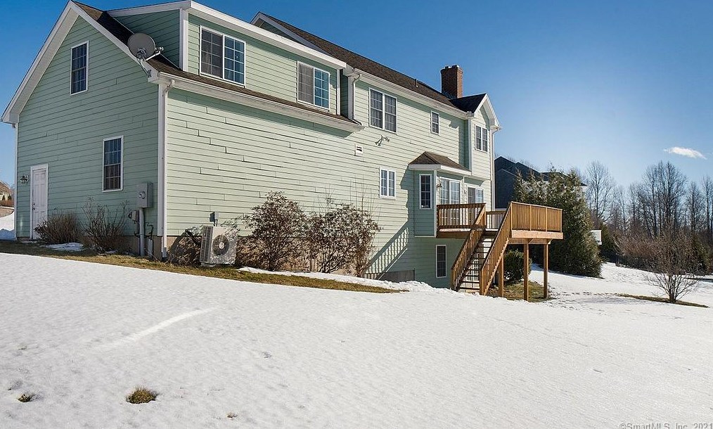 142 Debbie Dr, Meriden CT 06451-3694 exterior