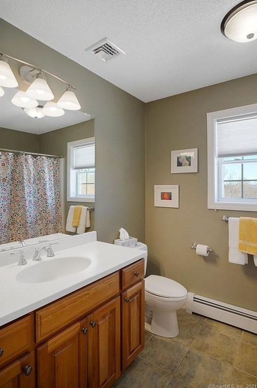 142 Debbie Dr, Meriden CT 06451-3694 exterior