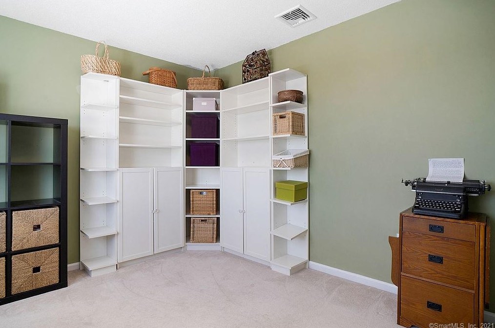 142 Debbie Dr, Meriden CT 06451-3694 exterior