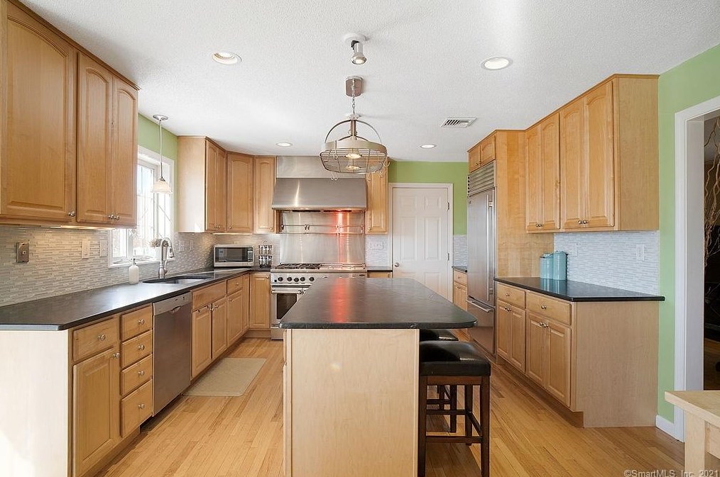 142 Debbie Dr, Meriden CT 06451-3694 exterior