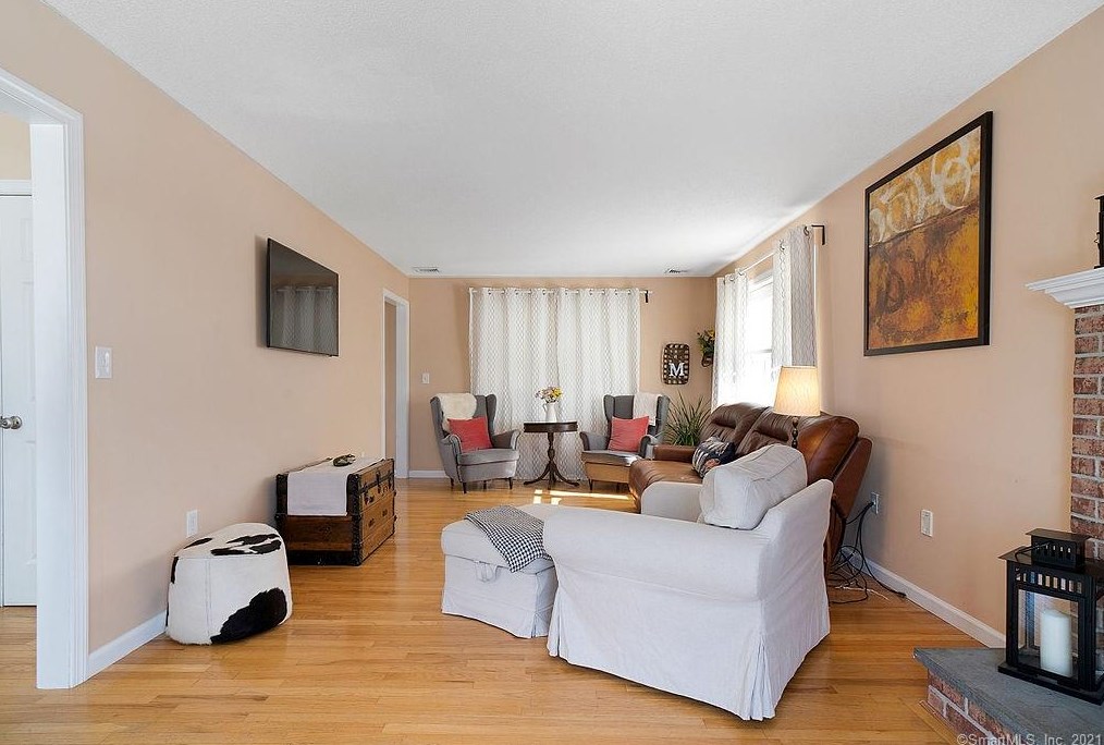 142 Debbie Dr, Meriden CT 06451-3694 exterior