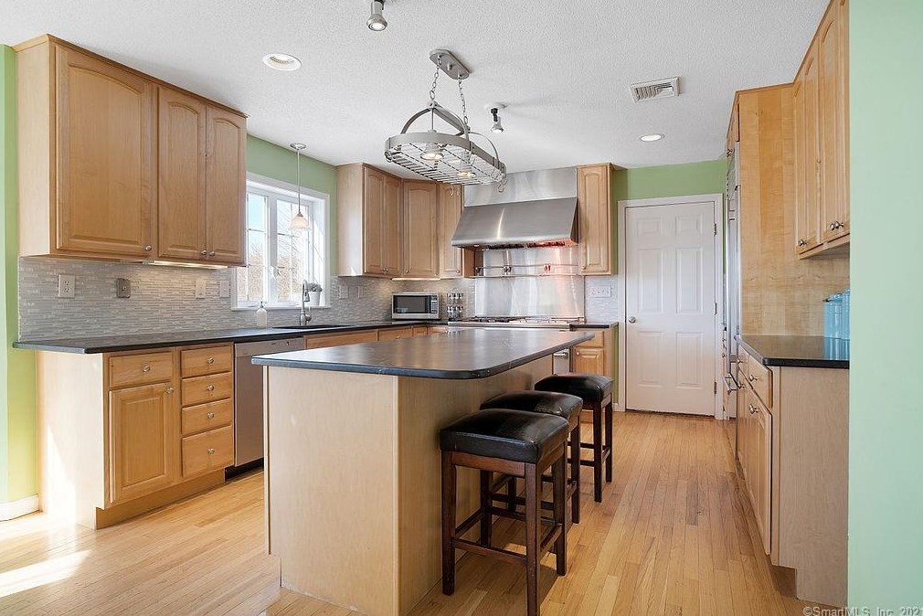 142 Debbie Dr, Meriden CT 06451-3694 exterior