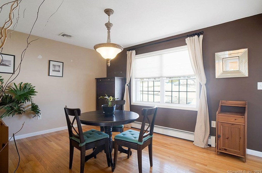 142 Debbie Dr, Meriden CT 06451-3694 exterior