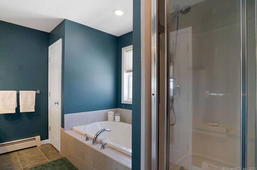 142 Debbie Dr, Meriden CT 06451-3694 exterior