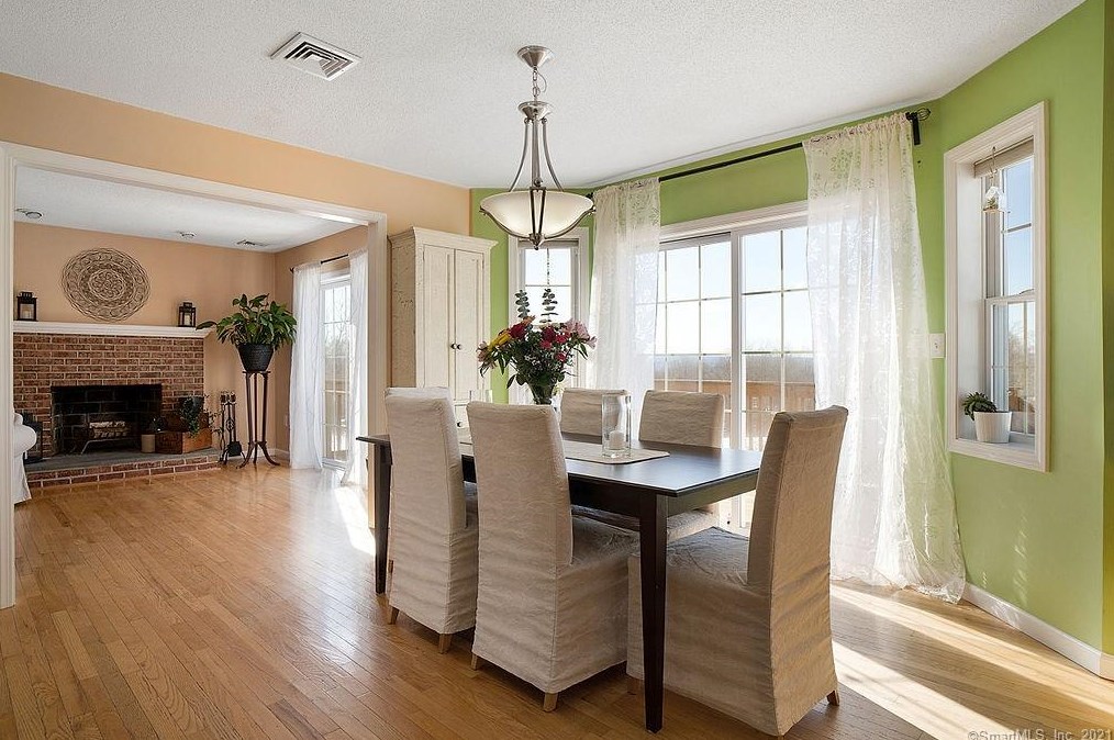 142 Debbie Dr, Meriden CT 06451-3694 exterior