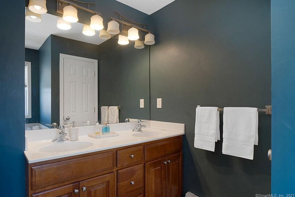 142 Debbie Dr, Meriden CT 06451-3694 exterior