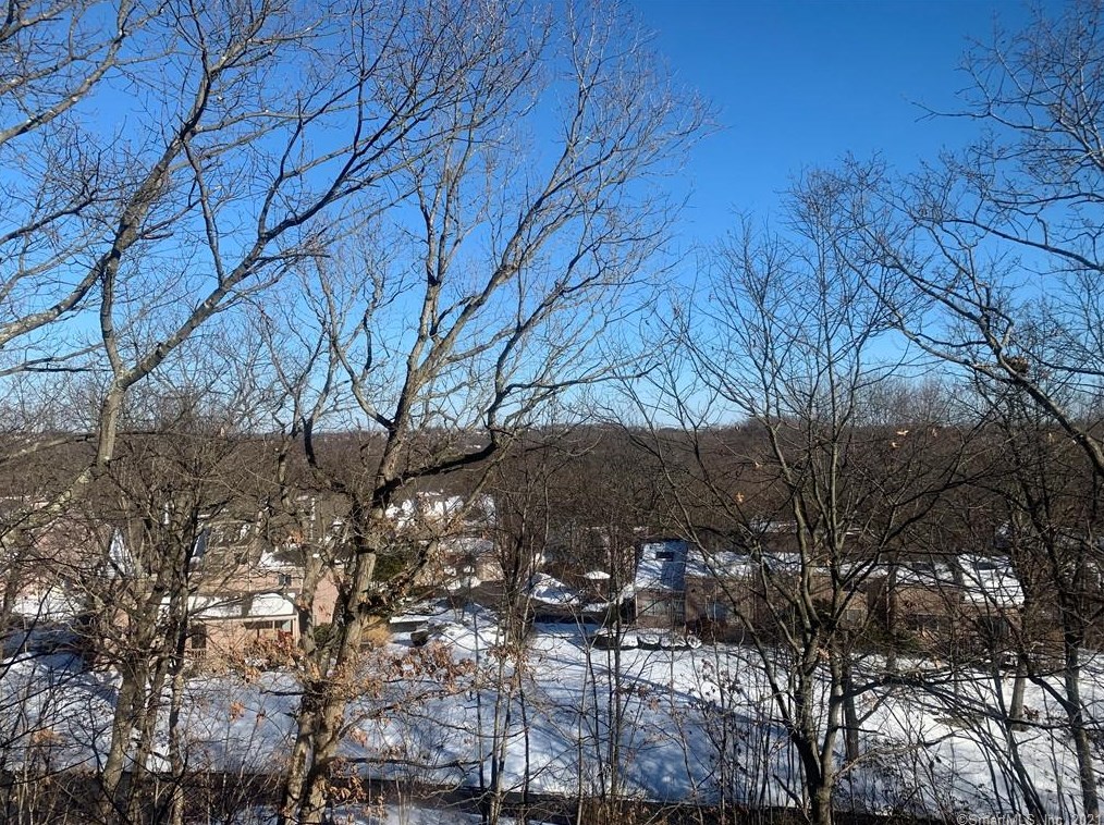 483 Pumpkin Hill Rd, Huntington CT  06484-3852 exterior