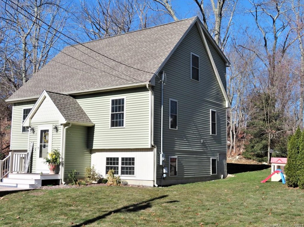 7 Beach Ln, Chesterfield, CT 06370-1001