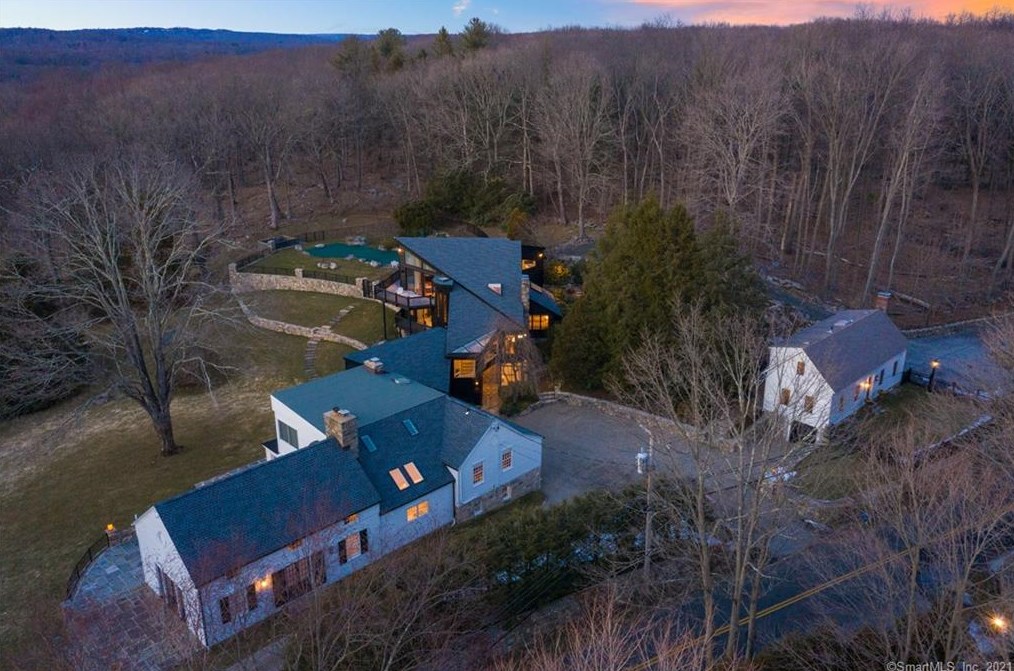 1526 Catamount Rd, Fairfield CT  06824-1655 exterior