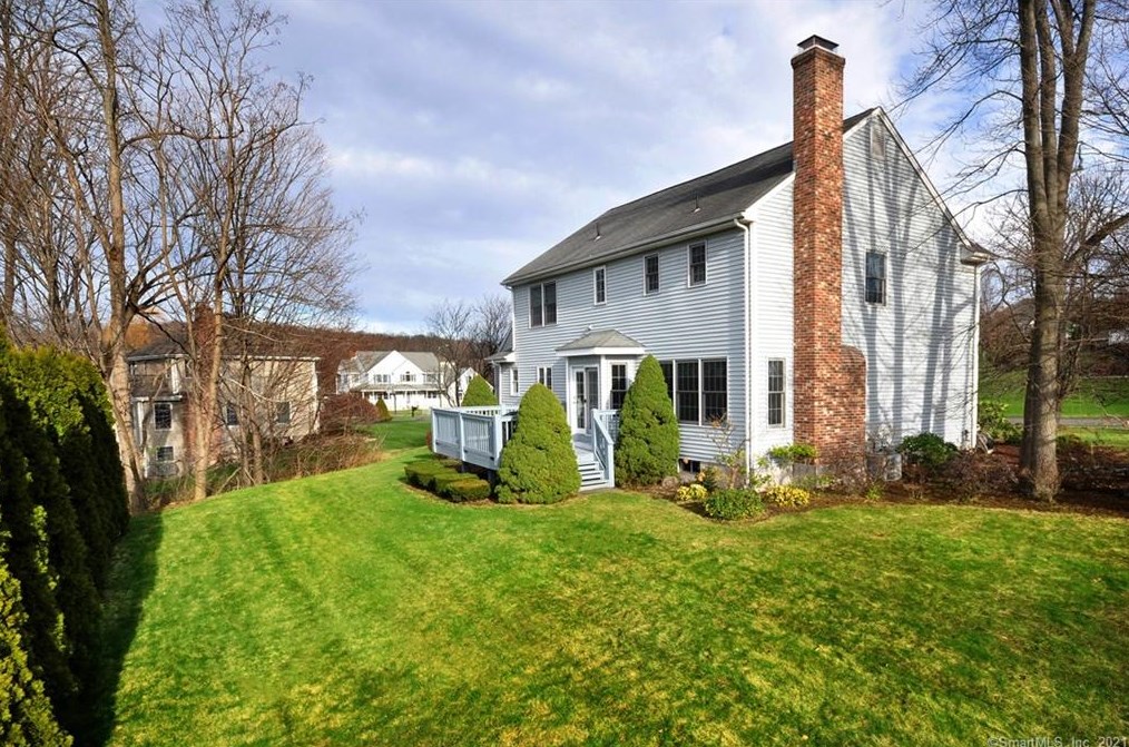 7 Stonewall Ct, Hartford, CT 06111 exterior