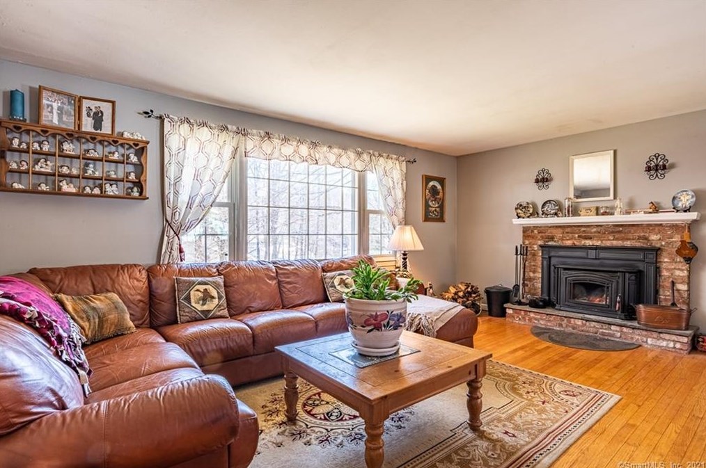 39 Cold Spring Cir, Huntington, CT 06484-4804