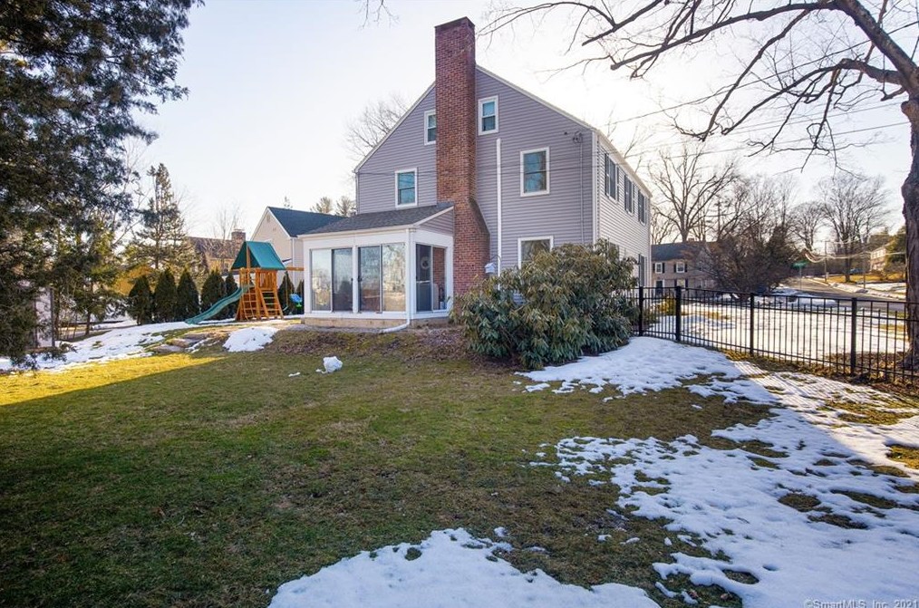 21 Westmoreland Dr, Hartford CT 06117-2656 exterior