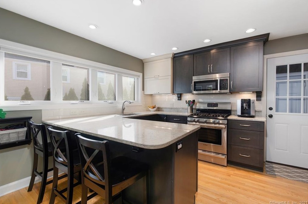 21 Westmoreland Dr, Hartford CT 06117-2656 exterior