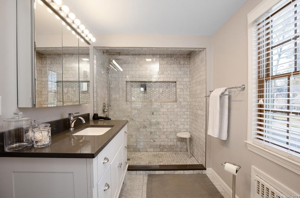 21 Westmoreland Dr, Hartford CT 06117-2656 exterior