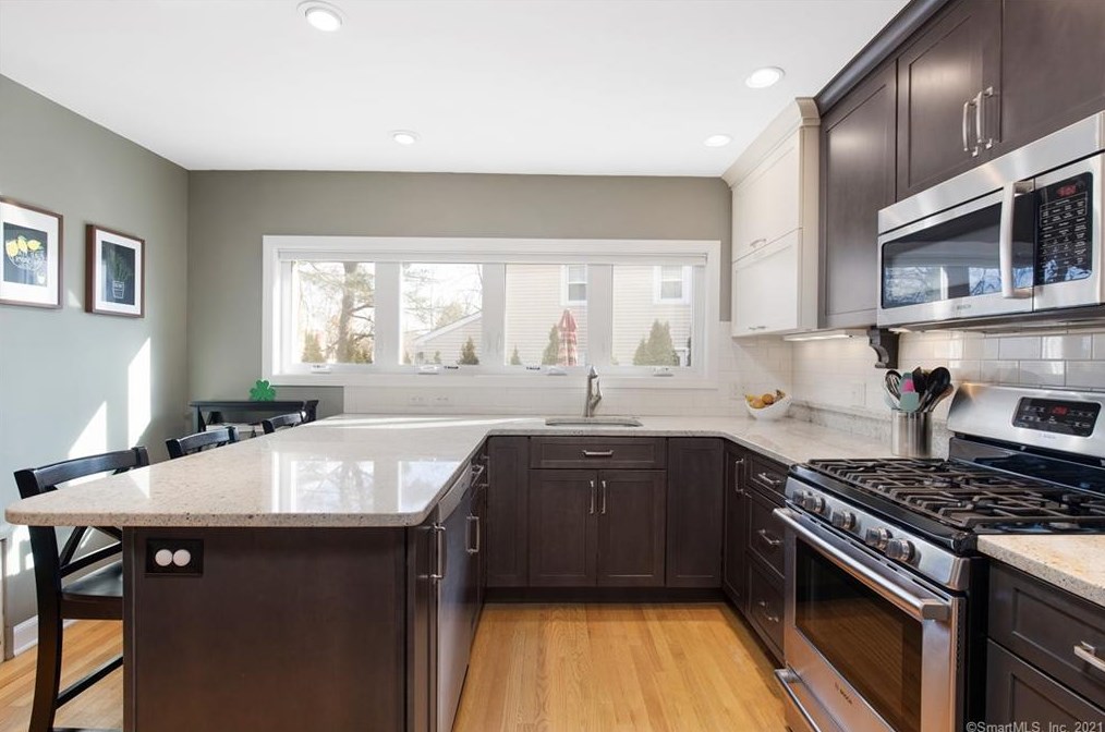 21 Westmoreland Dr, Hartford CT 06117-2656 exterior