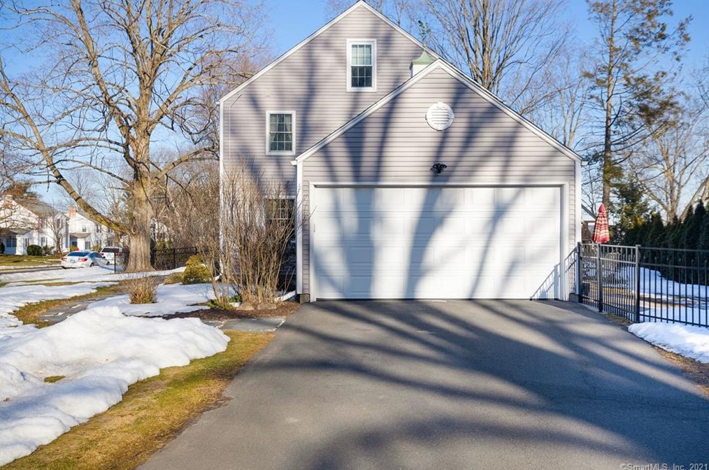 21 Westmoreland Dr, Hartford CT 06117-2656 exterior