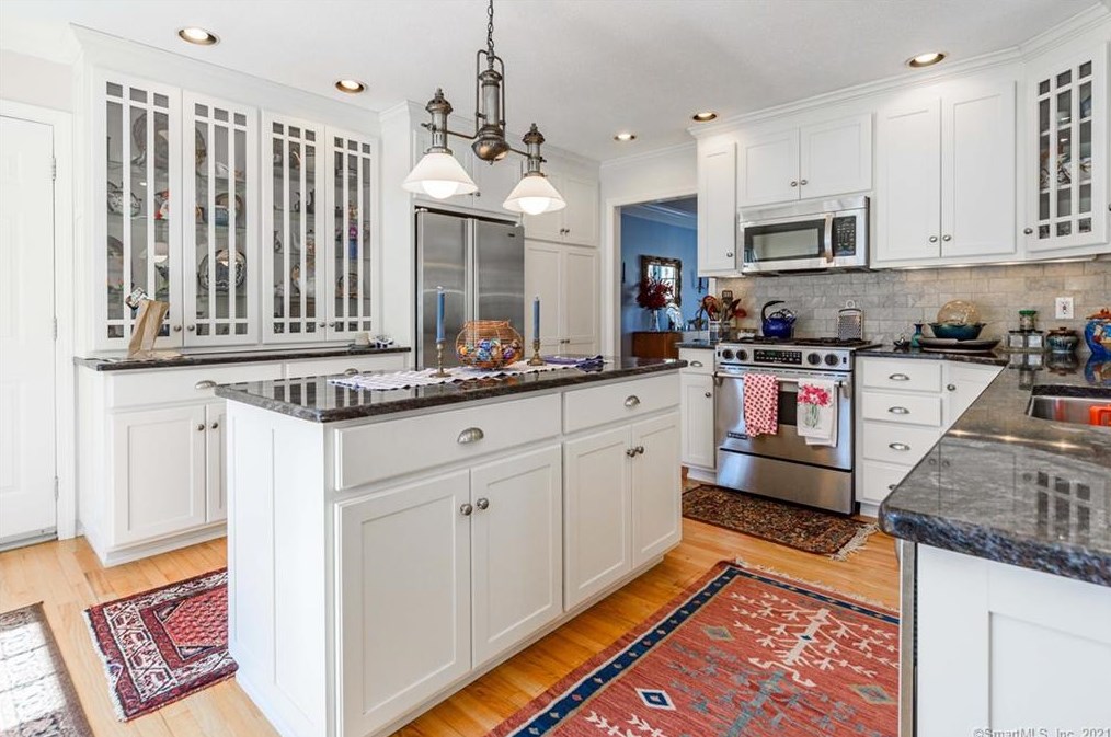 6 Carrington Ln, Farmington CT 06032-2344 exterior