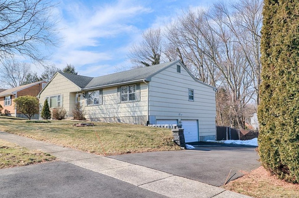 445 Emerald Pl, Stratford, CT 06614-2059