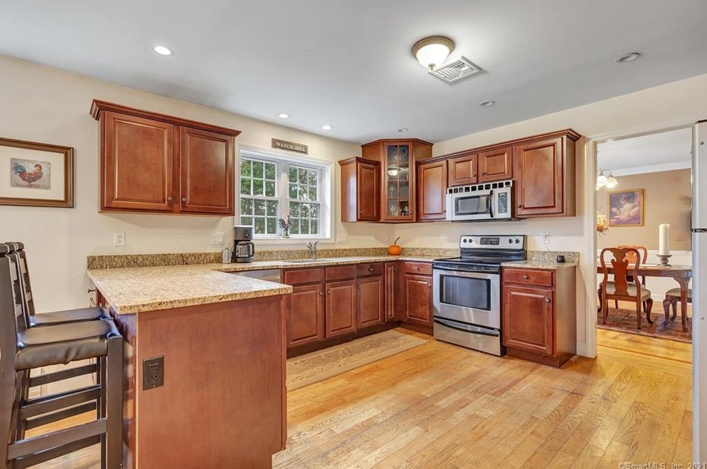 11 Jo Mar Dr, Sandy Hook, CT 06482