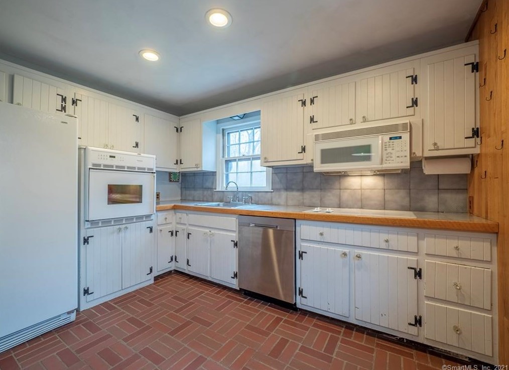 131 Ridgebury Rd, Ridgefield, CT 06877
