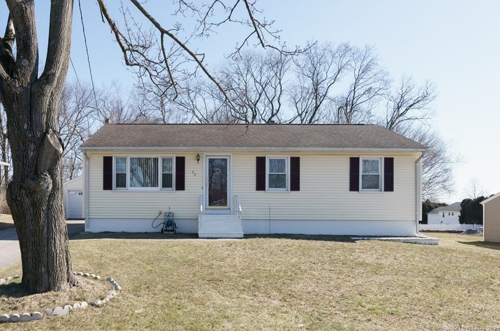28 Iannotti Ln, Derby, CT 06418-2215
