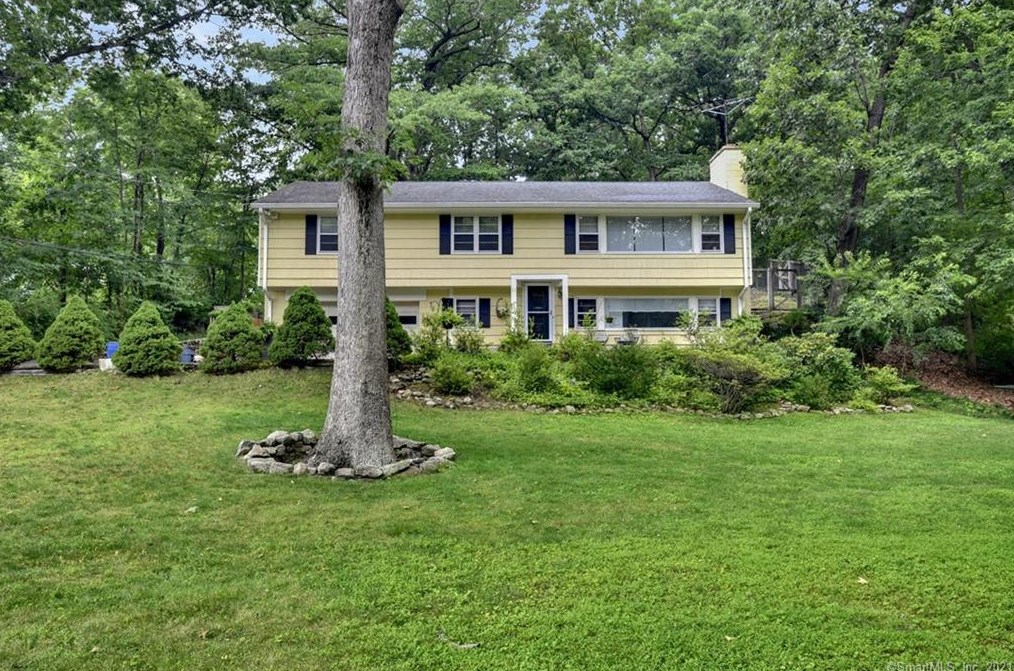 11 Silver Lakes Dr, Tokeneke, CT 06820-4815