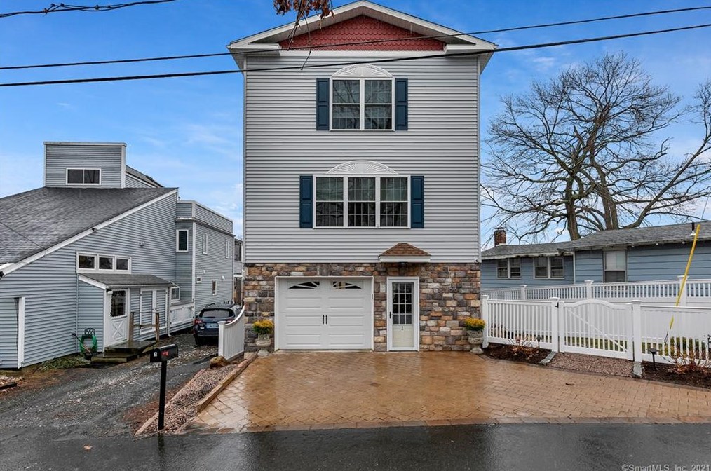 1 Bishop Rd, Branford, CT 06405-5309