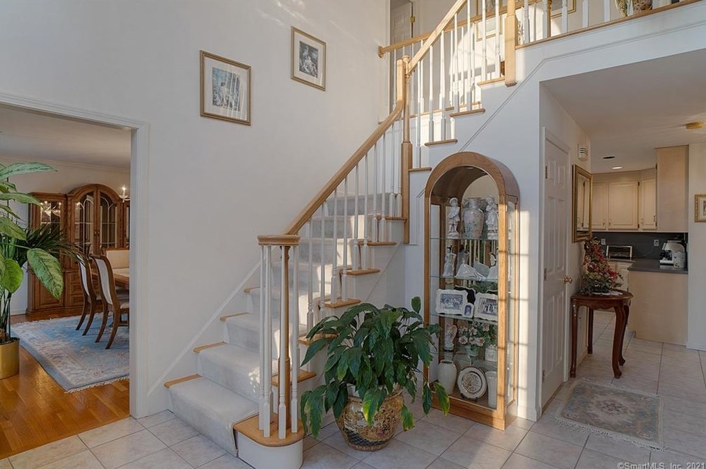 15 Rosewood Ln, Huntington, CT 06484-5771