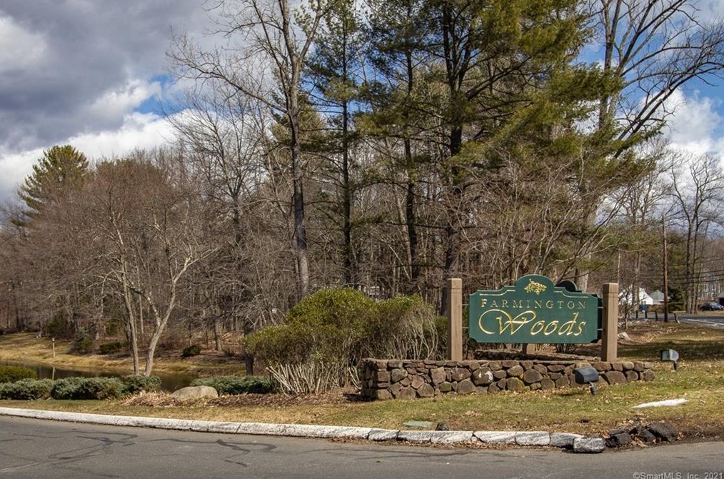1 Maple Ln, Avon CT  06001-4523 exterior