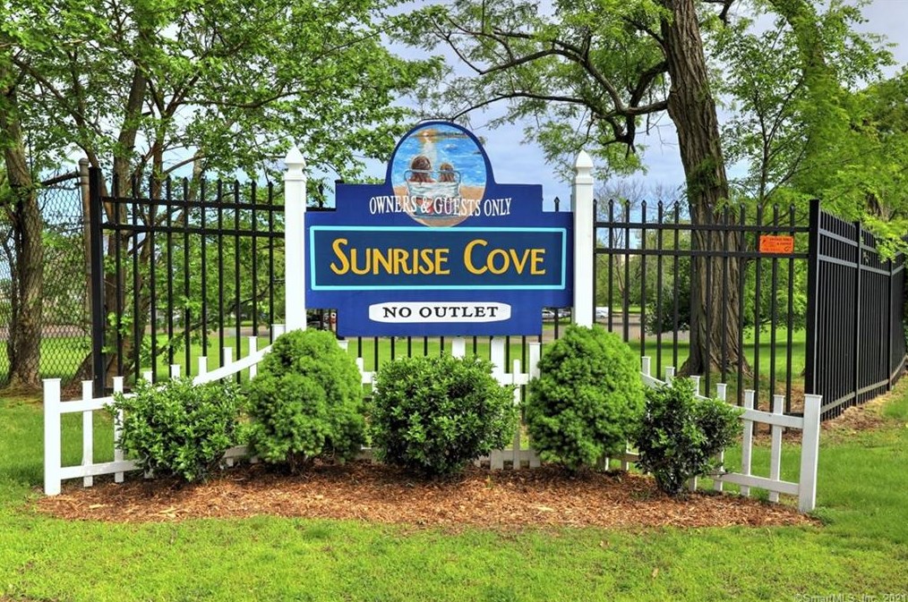 8 Sunrise Cove Rd, Branford, CT 06405-4933