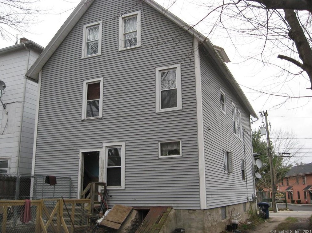 31 Arnolds Ln, Chestnut Hill, CT 06226-2009