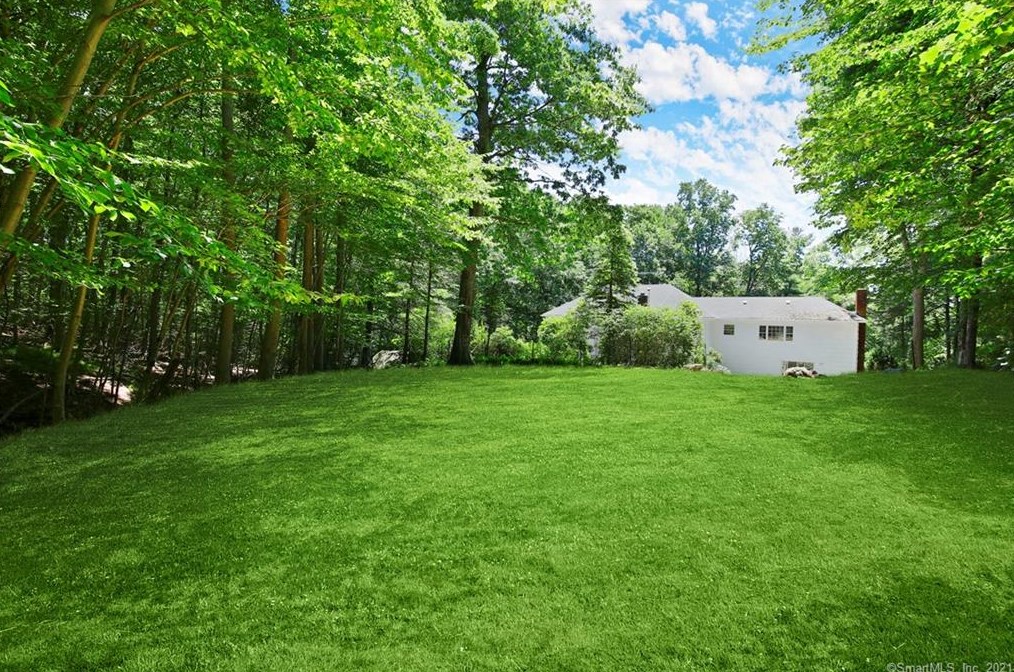 29 Pequot Ln, New Canaan, CT 06840