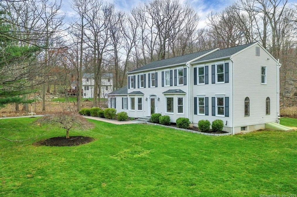40 Carriage House Dr, Danbury, CT 06810