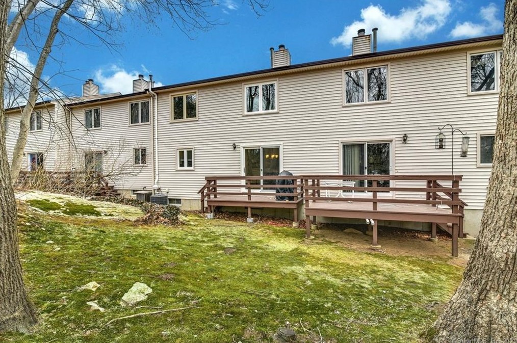 39 Huntington Hts, Huntington CT  06484-2970 exterior