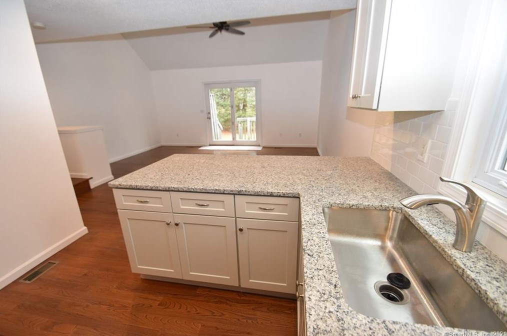 48 Oak Ridge Dr #48, Windsor Locks, CT 06096