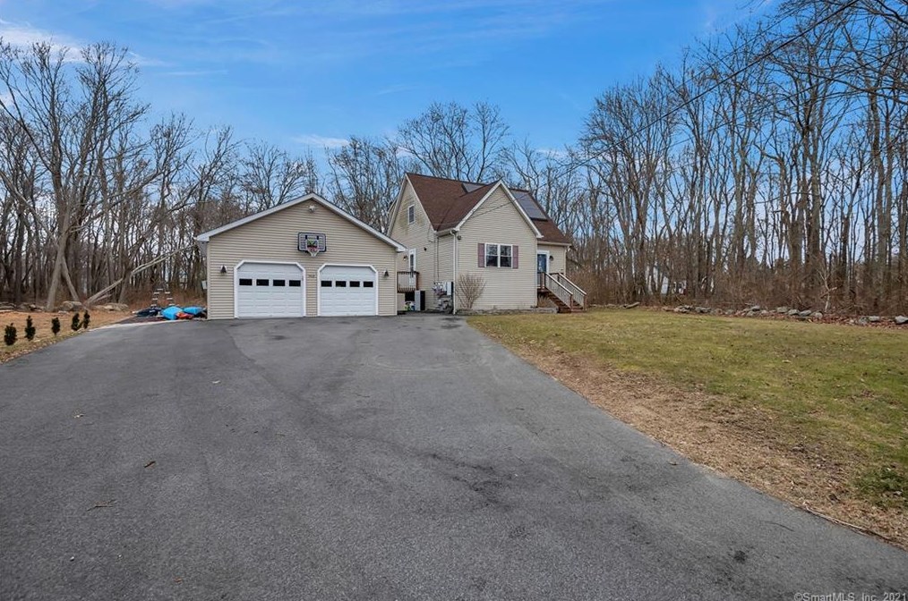 913 Vauxhall Street Ext., Quaker Hill, CT 06375