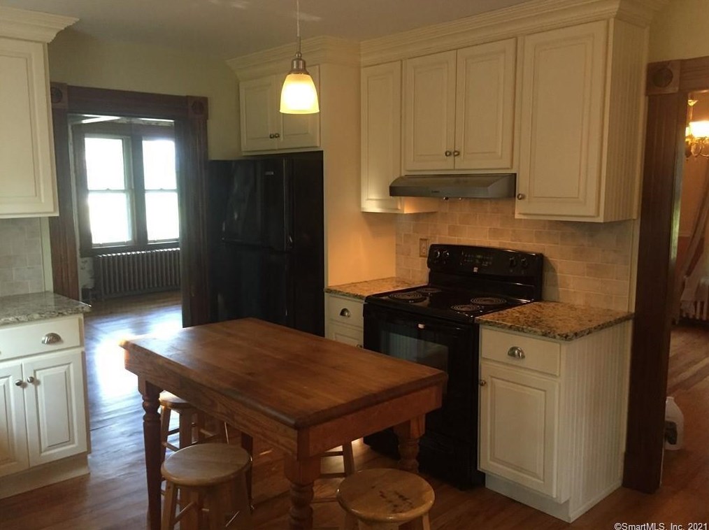 430 Mapleton Ave, Suffield CT  06078-1702 exterior