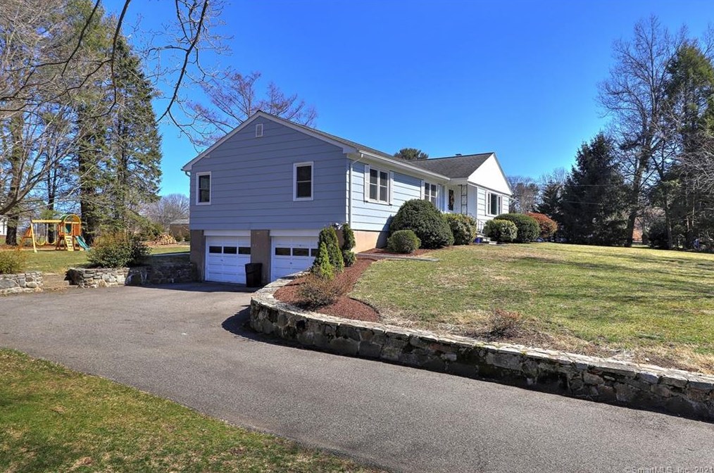 561 Carriage Dr, Orange, CT 06477-2918