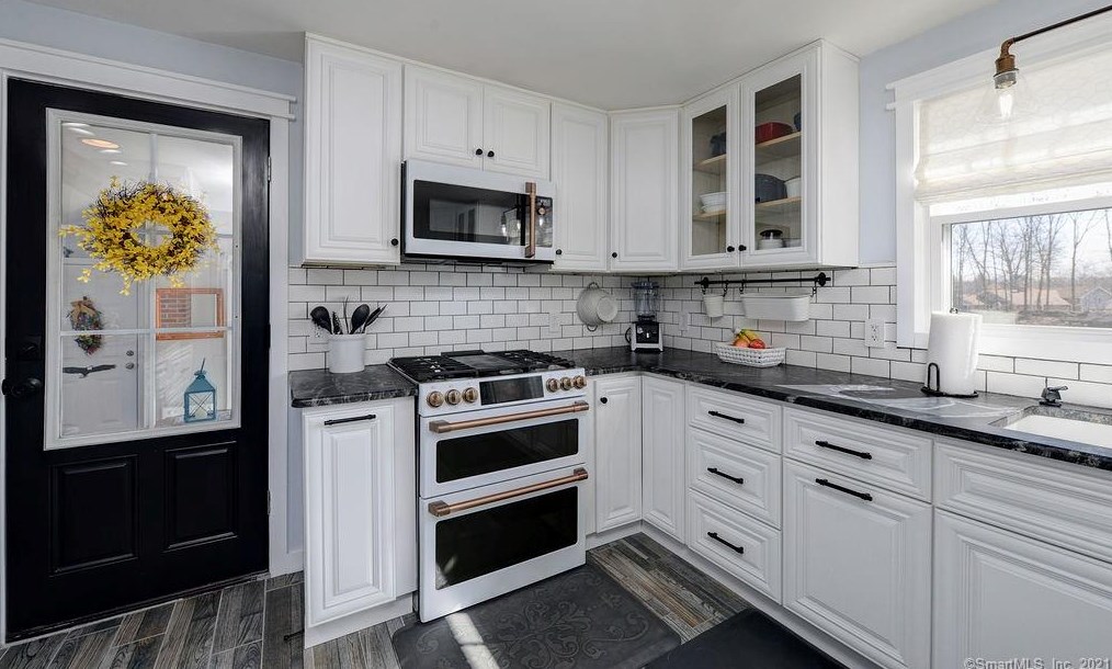 1080 Ratley Rd, Suffield CT 06093-2411 exterior